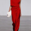 a suit with an outdoor arm and a loose bottom 3