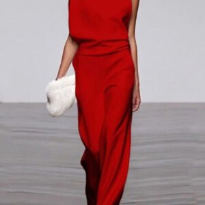 a suit with an outdoor arm and a loose bottom 3