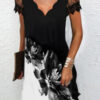 dress with a neckline with lace sleeves with print