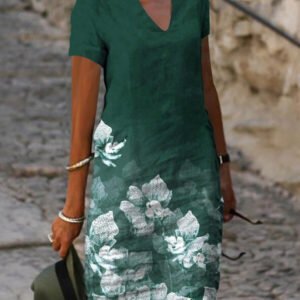 knee length dress with a short sleeve with a classic cut 2