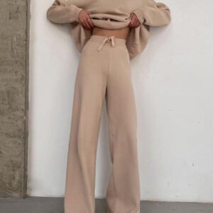 sweat complero with pants with dilated legs and a turtleneck sweatshirt