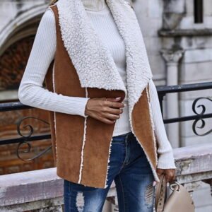 vest with a spectacular collar decorated with fur